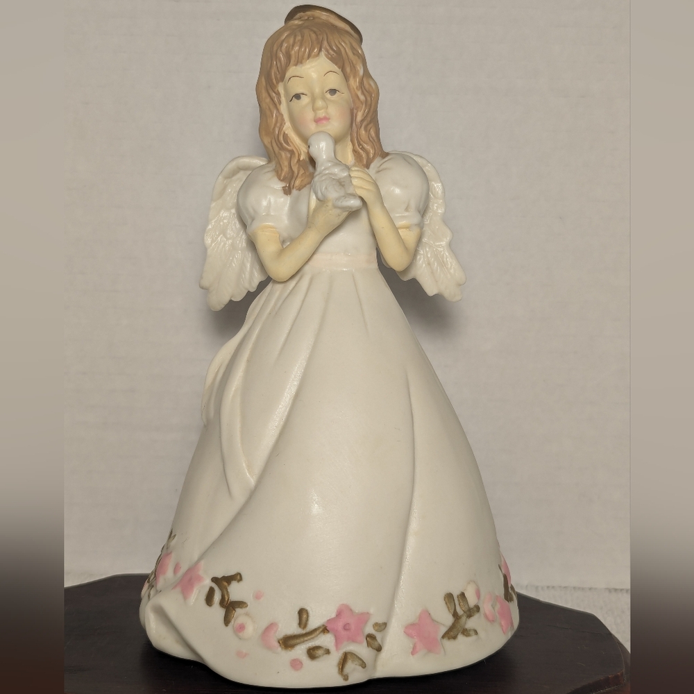 Vintage Angel Musical Figurine.  Plays Away In A Manger.
